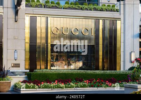 Bellevue, WA, USA - 08. September 2022; Gucci-Laden mit Namen in Goldtext im Bravern in der Innenstadt von Bellevue, Washington Stockfoto