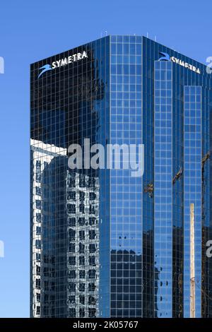 Bellevue, WA, USA - 08. September 2022; Blue Symetra Büroturm in Bellevue, Washington, spiegelt ein nahegelegenes Gebäude wider Stockfoto