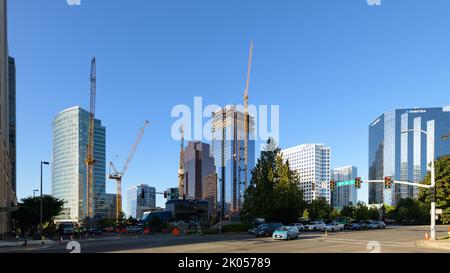 Bellevue, WA, USA - 08. September 2022; Stadtbild der Baukräne im Stadtzentrum von Bellevue Washington im Jahr 2022 Stockfoto