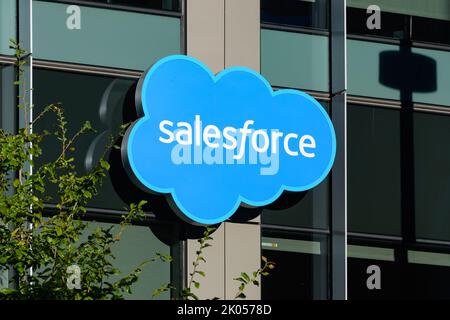 Bellevue, WA, USA - 08. September 2022; melden Sie sich blau und weiß für das Cloud-Computing-Dienstleistungsunternehmen Salesforce im Bellevue-Büro an Stockfoto