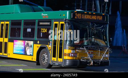 Bellevue, WA, USA - 08. September 2022; King County Metro Bus zum Kirkland Park und Fahrt in der Nähe in der Innenstadt von Bellevue Stockfoto