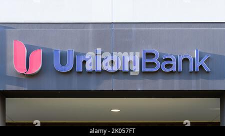 Bellevue, WA, USA - 08. September 2022; Schild mit Logo für die Union Bank an der Gebäudewand Stockfoto