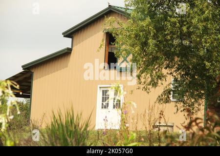 Große neue Scheune auf einem Bauernhof in Virginia, USA Stockfoto