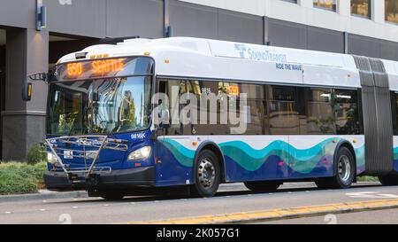 Bellevue, WA, USA - 08. September 2022; bewegter Sound Transit-Bus mit Ziel Seattle auf der Bellevue Street Stockfoto