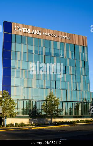 Bellevue, WA, USA - 08. September 2022; das moderne Overlake Medical Center steht vor blauem Himmel in Bellevue Washington Stockfoto