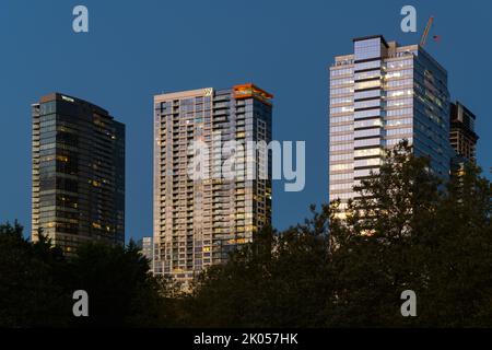 Bellevue, WA, USA - 08. September 2022; Abend im Bellevue Washington, wenn die Dämmerung auf Hochhäuser fällt, zusammen mit den Westin und W Hotels Stockfoto