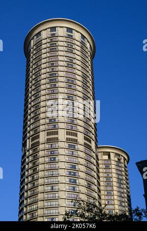 Seattle - 07. September 2022; Blick auf die Westin Hotel Towers in der Innenstadt von Seattle vor einem klaren blauen Himmel Stockfoto