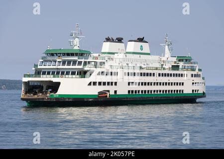 Puget Sound, WA, USA - 02. September 2022; Washington State Car Ferry Tokitae überquert Puget Sound an einem ruhigen Sommermorgen Stockfoto