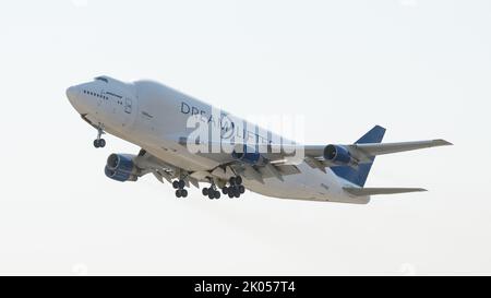 Everett, WA, USA - 02. September 2022; Boeing Dreamlifter-Flugzeuge beim Start gegen weißen Himmel isoliert Stockfoto