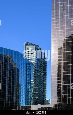 Bellevue, WA, USA - 08. September 2022; Moderne Hochhäuser in der Innenstadt von Bellevue, isoliert mit klarem blauen Himmel Stockfoto