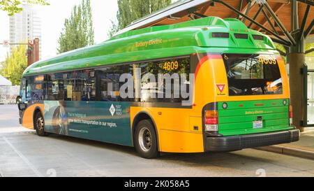 Bellevue, WA, USA - 08. September 2022; King County Metro Transit Battery Electric Bus am Bellevue Transit Center Stockfoto