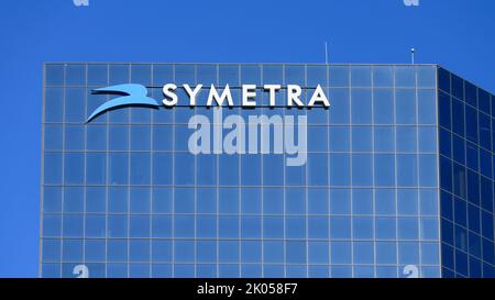 Bellevue, WA, USA - 08. September 2022; Symetra-Schild und Logo-Hochhaus aus Glas Stockfoto