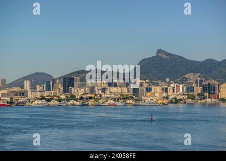 Rio de janeiro Brasilien. Stadtzentrum von der Rio-Niteroi-Brücke aus gesehen an einem sonnigen Morgen am 1. September 2022. Stockfoto