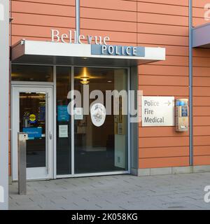 Bellevue, WA, USA - 08. September 2022; Schild und Eingang der Polizeiwache Bellevue mit Notfallinformationen Stockfoto