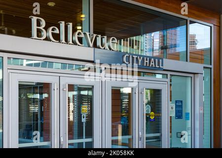 Bellevue, WA, USA - 08. September 2022; Eingang zum Rathaus von Bellevue mit Namen in Metallbuchstaben Stockfoto