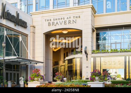 Bellevue, WA, USA - 08. September 2022; die Geschäfte im Bravern Luxus Mischnutzung entstehen in der Innenstadt von Bellevue Stockfoto