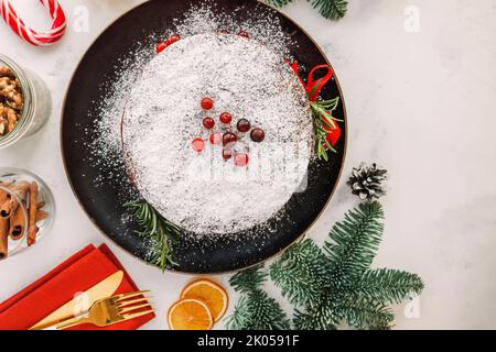 Festliche Komposition mit weihnachtlicher Obstkuchen und Tannenzweig, Draufsicht Stockfoto