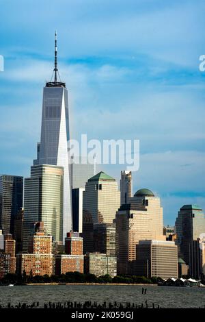 New York, NY - USA - 3. September 2022 Vertikale Ansicht des Finanzviertels von New York City in der Innenstadt von Manhattan, einschließlich des World Trade Center, gesehen Fr. Stockfoto