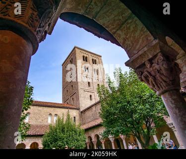 New York, NY - USA - 4. September 2022 Landschaftsansicht der Gärten des Cuxa-Klosters, Teil des Met-Klosters, ein Museum der europäischen mittelalterlichen Kunst und Stockfoto