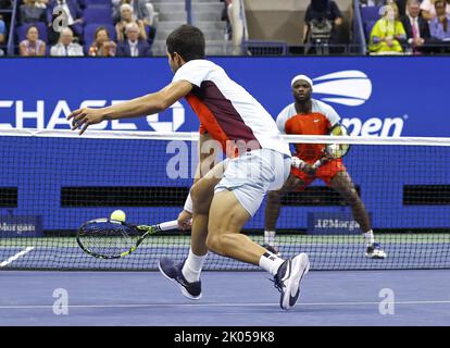 Flushing Meadow, Usa. 09. September 2022. Carlos Alcaraz aus Spanien kehrt am Freitag, den 9. September 2022, im Halbfinale der US Open Tennis Championships 2022 im Arthur Ashe Stadium im USTA Billy Jean King National Tennis Center in New York City zu Frances Tiafoe zurück. Foto von John Angelillo/UPI. Kredit: UPI/Alamy Live Nachrichten Stockfoto