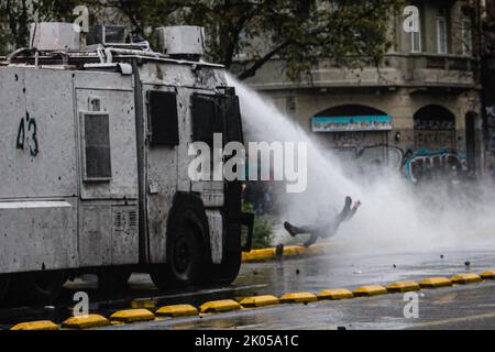 Santiago, Chile. 08. September 2022. Während der Demonstration sprüht die Polizei Wasserwerfer auf die Demonstranten. Studenten marschierten durch die Straßen von Santiago de Chile, um für eine anständige und qualitativ hochwertige Bildung zu protestieren. Kredit: SOPA Images Limited/Alamy Live Nachrichten Stockfoto