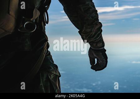 Ein Soldat der US-Armee bereitet sich auf einen Freifall-Sprung aus einem C-130-Hercules-Flugzeug vor, das dem Rettungsflügel 920., Patrick Space Force Base, Florida, auf der MacDill Air Force Base, Florida, am 31. August 2022 zugewiesen wurde. Mitglieder der gemeinsamen Spezialeinsatzkräfte, die dem U.S. Special Operations Command, dem Special Operations Command Central und dem Joint Communications Support Element zugewiesen sind, führten im Rahmen einer monatlichen Schulungsanforderung eine administrative, nicht taktische Freifalloperation über MacDill durch. (USA Luftwaffe Foto von Airman 1. Klasse Joshua Hastings) Stockfoto