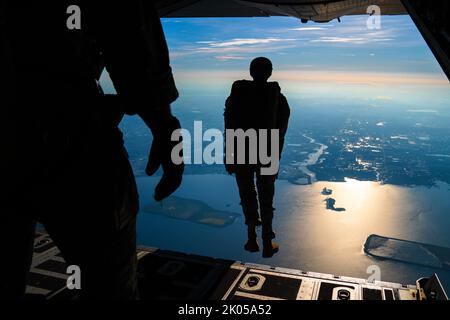 Ein Soldat der US-Armee springt aus einem C-130 Hercules-Flugzeug, das dem Rettungsflügel 920., Patrick Space Force Base, Florida, zugewiesen wurde, auf der MacDill Air Force Base, Florida, 31. August 2022. Mitglieder der gemeinsamen Spezialeinsatzkräfte, die dem U.S. Special Operations Command, dem Special Operations Command Central und dem Joint Communications Support Element zugewiesen sind, führten im Rahmen einer monatlichen Schulungsanforderung eine administrative, nicht taktische Freifalloperation über MacDill durch. (USA Luftwaffe Foto von Airman 1. Klasse Joshua Hastings) Stockfoto