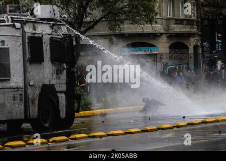 Santiago, Chile. 08. September 2022. Während der Demonstration sprüht die Polizei Wasserwerfer auf die Demonstranten. Studenten marschierten durch die Straßen von Santiago de Chile, um für eine anständige und qualitativ hochwertige Bildung zu protestieren. (Foto: Cristobal Basaure Araya/SOPA Images/Sipa USA) Quelle: SIPA USA/Alamy Live News Stockfoto