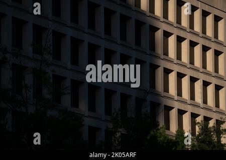 Washington, USA. 09. September 2022. Eine allgemeine Ansicht des J. Edgar Hoover Federal Bureau of Investigation (FBI) Building, in Washington, DC, am Freitag, den 9. September, 2022. (Graeme Sloan/Sipa USA) Quelle: SIPA USA/Alamy Live News Stockfoto