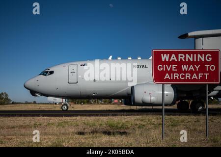 Ein Wedgetail-Taxi der Royal Australian Air Force E-7A am RAAF Base Tindal, Northern Territory, Australien, 17. August 2022. Die E-7A bietet der RAAF ein fortschrittliches Luftraumkampfmanagement, indem sie gemeinsame Luft-, See- und Landoperationen aus der Luft koordiniert. (USA Foto der Luftwaffe von Staff Sgt. Tristan Biese) Stockfoto