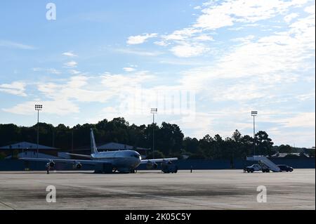 Team Joint STARS-Wartungspersonal bereitet die letzten Vorbereitungen vor dem Abflug des Flugs des 16. Airborne Command and Control Squadron auf der Robins Air Force Base, Georgia, am 8. September 2022 vor. Die 16. ACCS fliegt nach 27 Jahren Betriebsgeschichte mit dem E-8C Joint STARS-Flugzeug ihr letztes lokales Flugzeug. (USA Foto der Air National Guard von Barry Bena) Stockfoto