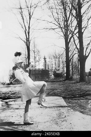 Ein junges Mädchen übt ihre Majorette High Step, Ca. 1945. Stockfoto