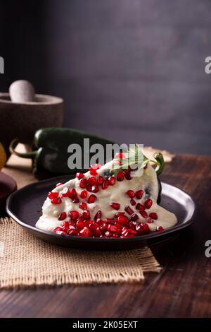 Chile en Nogada, typisches Gericht aus Mexiko. Zubereitet mit Poblano-Chili, gefüllt mit Fleisch und Früchten und bedeckt mit einer speziellen Walnusssauce. Benannt als Stockfoto