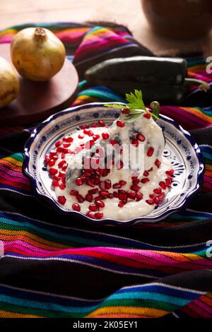 Chile en Nogada, typisches Gericht aus Mexiko. Zubereitet mit Poblano-Chili, gefüllt mit Fleisch und Früchten und bedeckt mit einer speziellen Walnusssauce. Benannt als Stockfoto