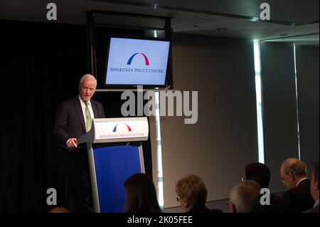 Pressekonferenz zur Veröffentlichung von Empfehlungen der Housing Commission der beiden Parteien zur Reform des nationalen Wohnungsfinanzierungssystems („Housing America's Future: New Directions for National Policy“) mit den Staats- und Regierungschefs der Kommission Der ehemalige HUD-Sekretär und ehemalige Senator von Florida, Mel Martinez, der ehemalige HUD-Sekretär Henry Cisneros, der ehemalige Senator von Maine, George Mitchell, und der ehemalige Senator von Missouri, Christopher 'Kit' Bond - unter den Würdenträgern, die im Newseum, Washington, D.C. zur Verfügung stehen. Stockfoto