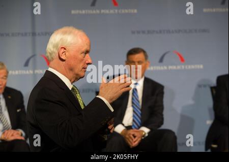 Pressekonferenz zur Veröffentlichung von Empfehlungen der Housing Commission der beiden Parteien zur Reform des nationalen Wohnungsfinanzierungssystems („Housing America's Future: New Directions for National Policy“) mit den Staats- und Regierungschefs der Kommission Der ehemalige HUD-Sekretär und ehemalige Senator von Florida, Mel Martinez, der ehemalige HUD-Sekretär Henry Cisneros, der ehemalige Senator von Maine, George Mitchell, und der ehemalige Senator von Missouri, Christopher 'Kit' Bond - unter den Würdenträgern, die im Newseum, Washington, D.C. zur Verfügung stehen. Stockfoto