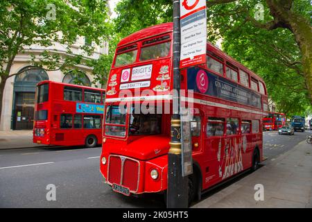 Antiker roter Doppeldeckerbus an der Northumberland Avenue in der Stadt Westminster in London, England, Großbritannien. Stockfoto