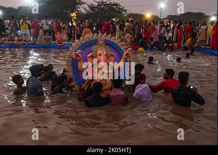 Neu-Delhi, Delhi, Indien. 9. September 2022. Anhänger tauchen am letzten Tag des Ganesh Chaturthi Festivals in Neu Delhi ein Idol des elefantenköpfigen Hindu-gottes Ganesh in einen künstlichen Teich ein. (Bild: © Kabir Jhangiani/ZUMA Press Wire) Stockfoto