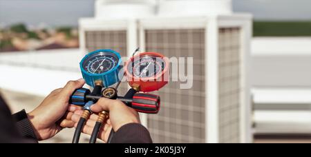 Der Techniker überprüft die Funktion der Klimaanlage. Stockfoto
