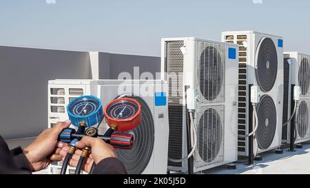 Der Techniker überprüft die Funktion der Klimaanlage. Stockfoto