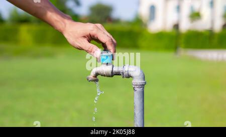Alter Wasserhahn vor dem Haus tropft Stockfoto