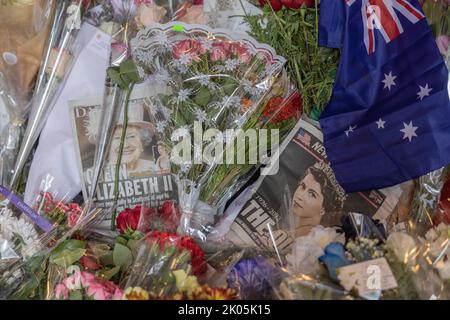 NEW YORK, NY – 9. September 2022: Eine Hommage an Königin Elizabeth II. Ist vor einem Gebäude zu sehen, in dem sich das britische Generalkonsulat in New York befindet. Stockfoto