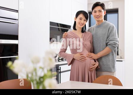 Glückliche chinesische Schwangeren Frau und Mann Stockfoto