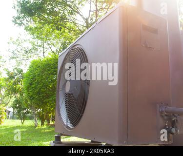 Klimaanlage (HLK) auf dem Dach eines Industriegebäudes. Stockfoto