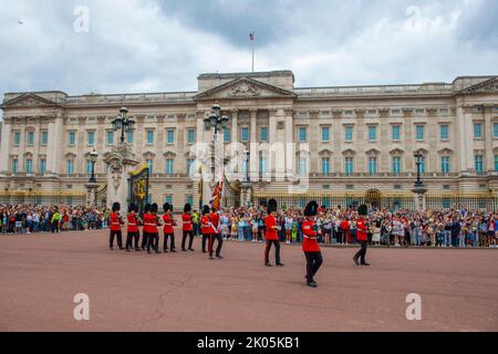 King's Life Guard in Infanterie-Kontingent bei der Wachablösung vor dem Buckingham Palace, Stadt Westminster, London, England, Großbritannien. Stockfoto