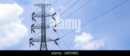 Hochspannungsmasten mit Himmel und Wolken im Hintergrund. Stockfoto