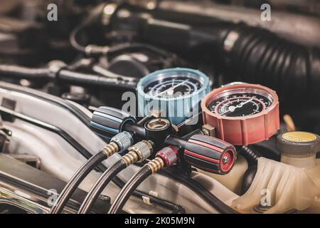 Auto-Klimaanlage Check-Service, Leckerkennung, Kältemittel füllen.Gerät und Meter Flüssigkeitskühlung im Auto durch spezialisierte Techniker. Stockfoto