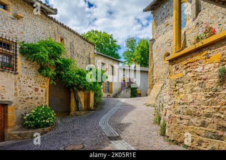 In der Straße des mittelalterlichen Dorfes Ternand in Frankreich an einem sonnigen Tag Stockfoto