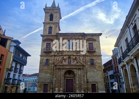 Oviedo, Spanien - Parroquia de San Isidoro el Real en Plaza de la Constitucion Stockfoto