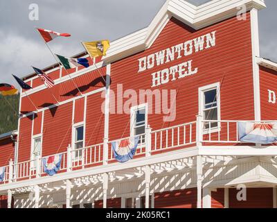 Dawson City Yukon Territory, Kanada - August 4 2008; Außenansicht des Stadthauses mit Schild mit der Aufschrift Downtown Hotel in weiß auf rot. Stockfoto